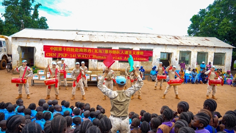 進(jìn)行傳統(tǒng)鑼鼓表演。鄧原淘攝