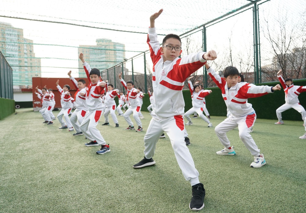 2024年2月21日，在人大附中實(shí)驗(yàn)小學(xué)，學(xué)生們?cè)隗w育課中進(jìn)行武術(shù)練習(xí)。新華社記者 任超 攝