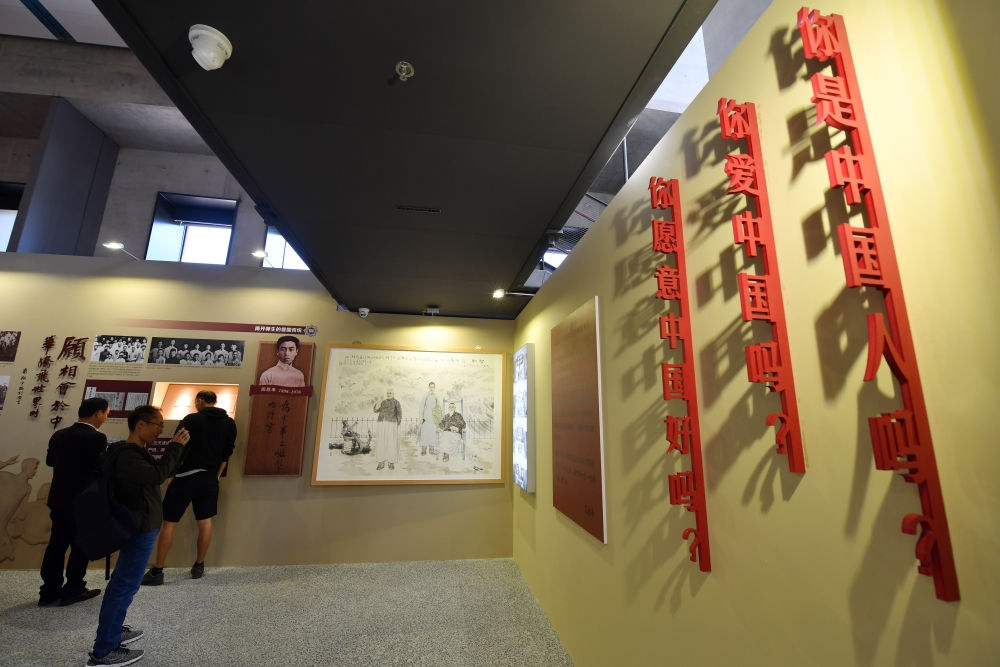在南開大學(xué)海冰樓內(nèi)，墻上掛著“愛(ài)國(guó)三問(wèn)”（2019年10月14日攝）。新華社記者 李然 攝