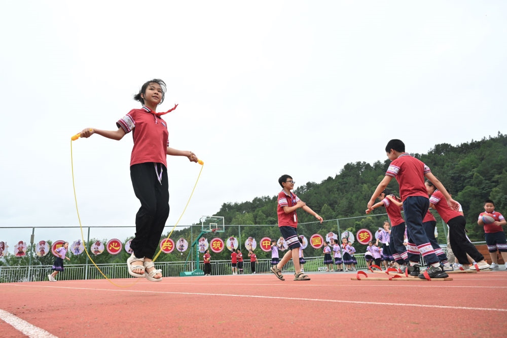 在廣西桂林市龍勝各族自治縣龍勝鎮(zhèn)第二小學(xué)，學(xué)生在大課間跳繩（2024年6月26日攝）。新華社記者 姜克紅 攝