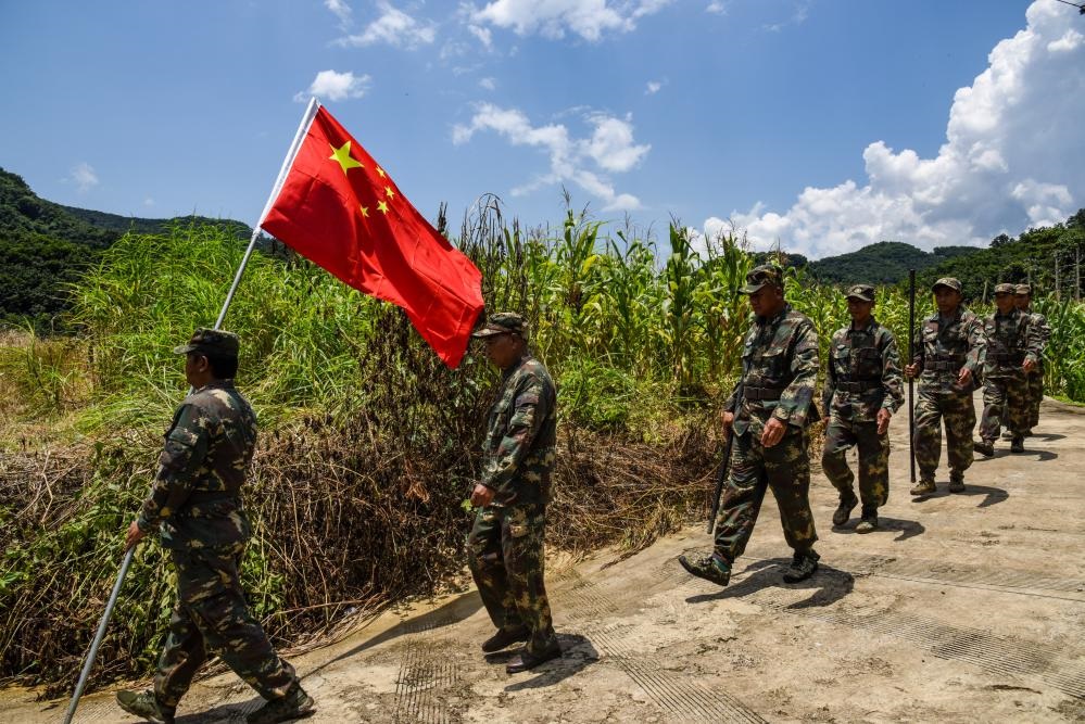 8月16日，老支書尼紅（左二）和班老鄉(xiāng)班搞村巡邊隊(duì)一起出發(fā)去巡邊。新華社記者吉哲鵬 攝