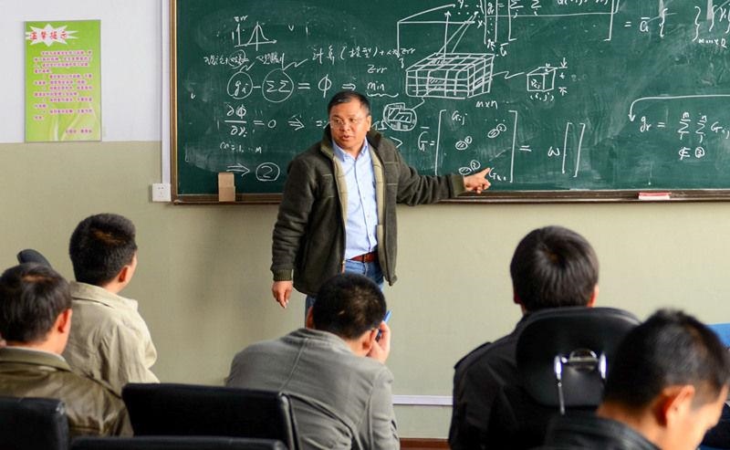 2011年4月，著名地球物理學家黃大年為學生們授課。