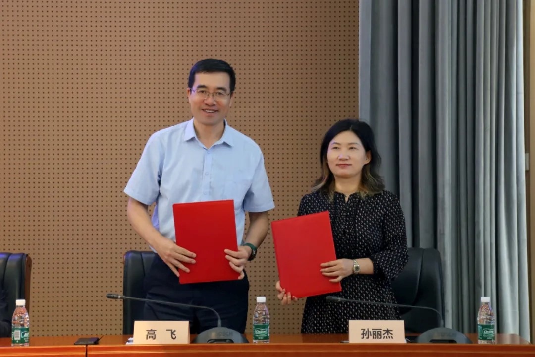 外交學(xué)院副院長高飛與中國國際科學(xué)技術(shù)合作協(xié)會執(zhí)行副會長兼秘書長孫麗杰簽署戰(zhàn)略合作備忘錄并啟動科技外交官搖籃計(jì)劃。主辦方供圖