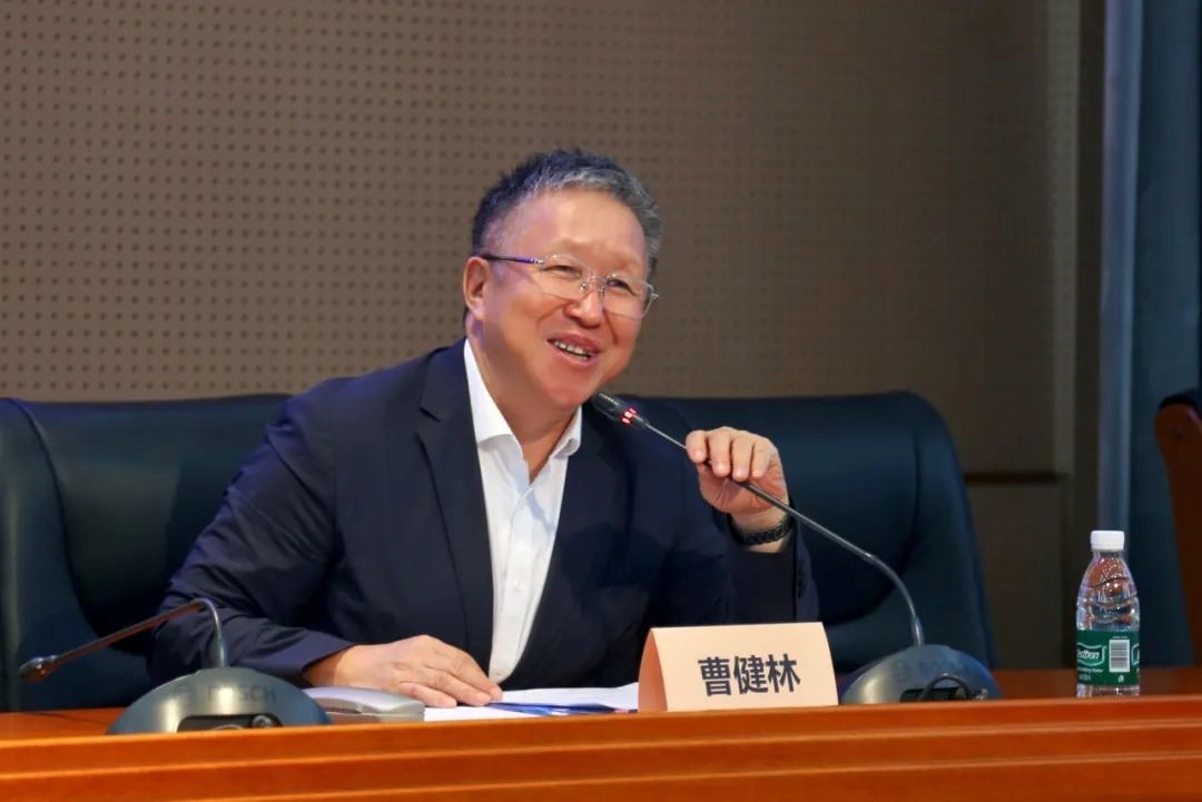 科技部原副部長、十三屆全國政協(xié)教科衛(wèi)體委員會副主任、現(xiàn)任季華實(shí)驗(yàn)室理事長、主任曹健林致辭。主辦方供圖