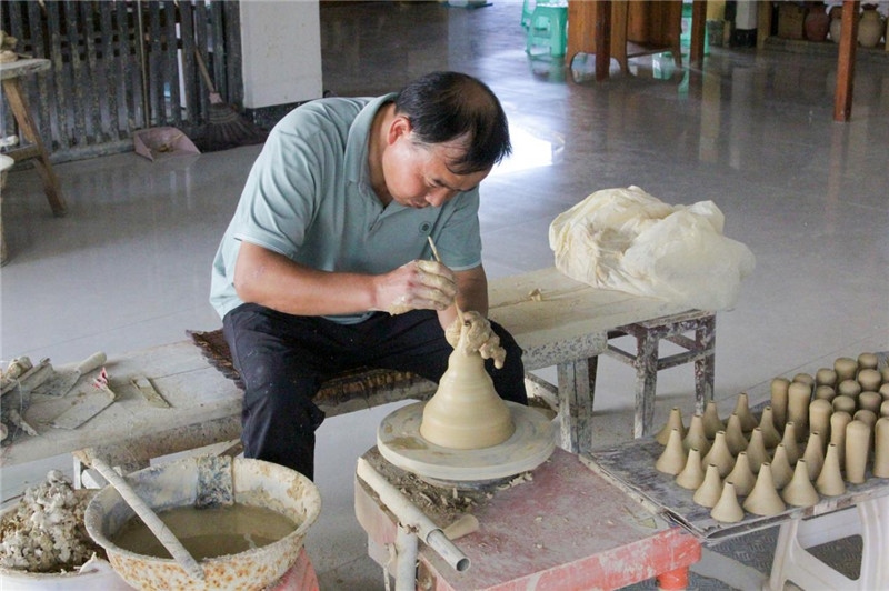 陶器是人類(lèi)社會(huì)由舊石器時(shí)代發(fā)展到新石器時(shí)代的標(biāo)志之一，也是人類(lèi)由野蠻走向文明的標(biāo)志，承載著人類(lèi)成長(zhǎng)進(jìn)步的記憶。陶藝一條街上，母氏陶藝館內(nèi)，空氣中彌漫著陶土的芬芳。非遺傳承人母先才展示制陶技術(shù)，他神情專(zhuān)注、心無(wú)旁騖地打磨手中的陶坯，手中的泥土在旋轉(zhuǎn)的陶輪上漸漸成型。與土陶相伴近40年的母先才堅(jiān)守初心，傳承土陶技藝是他作為貴州省級(jí)非遺花茂土陶傳承人的“執(zhí)念”與責(zé)任。（俄羅斯《俄羅斯報(bào)》視覺(jué)內(nèi)容部副主編阿爾圖爾·杰魯諾夫攝）