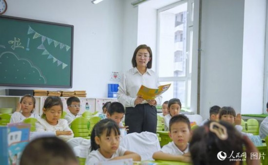 9月9日，黑龍江省哈爾濱市花園小學(xué)，語文老師正在給二年級(jí)小學(xué)生們上課。人民網(wǎng)記者 張哲鑫攝