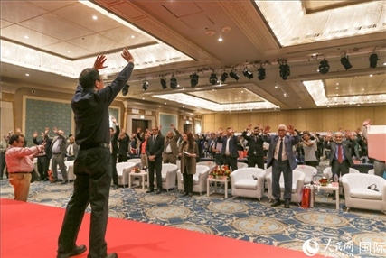 孫武權(quán)現(xiàn)場表演中醫(yī)傳統(tǒng)功法易筋經(jīng)。人民網(wǎng)記者黃培昭攝