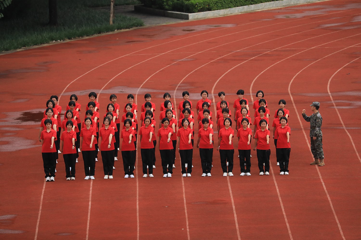 華坪女高2024級(jí)新生軍訓(xùn)。華坪縣融媒體中心供圖