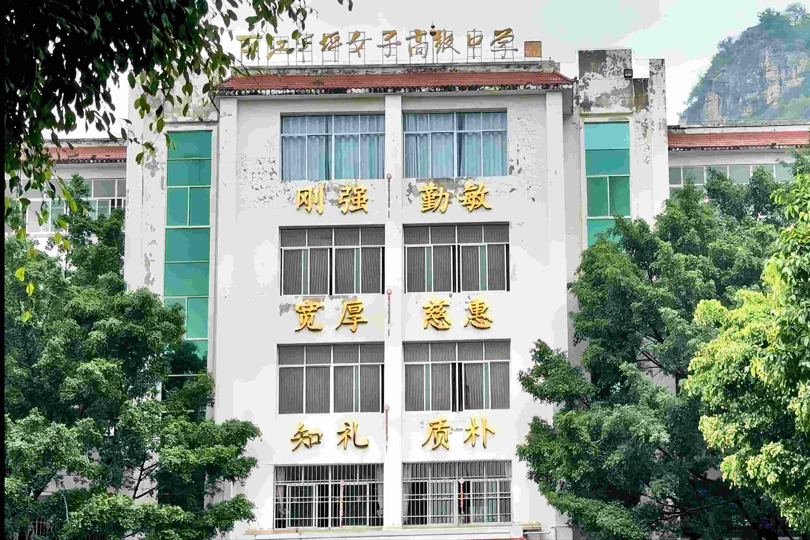 華坪女高教學(xué)樓。人民網(wǎng)記者 劉微攝