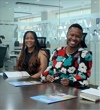 支隊(duì)成員在CGTN非洲總站與當(dāng)?shù)赜浾呓涣?。穆瑞瑩攝