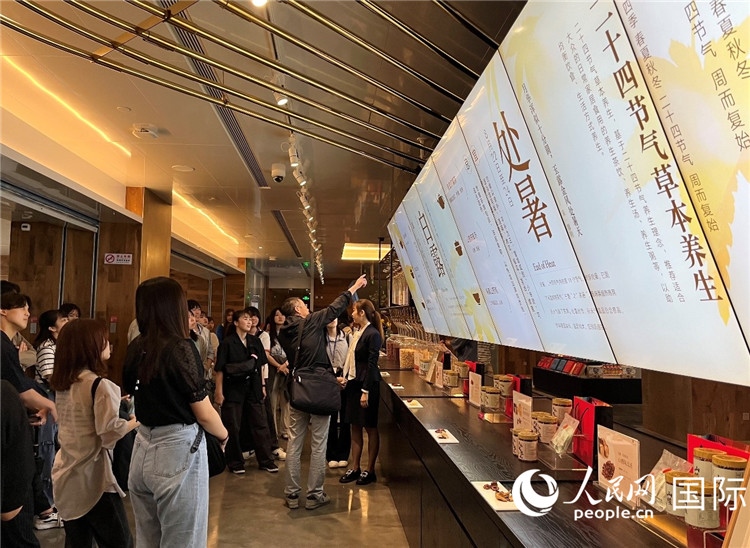 2. 日中友好協(xié)會青年代表團一行學習24節(jié)氣養(yǎng)生知識。（人民網記者陳思 攝）