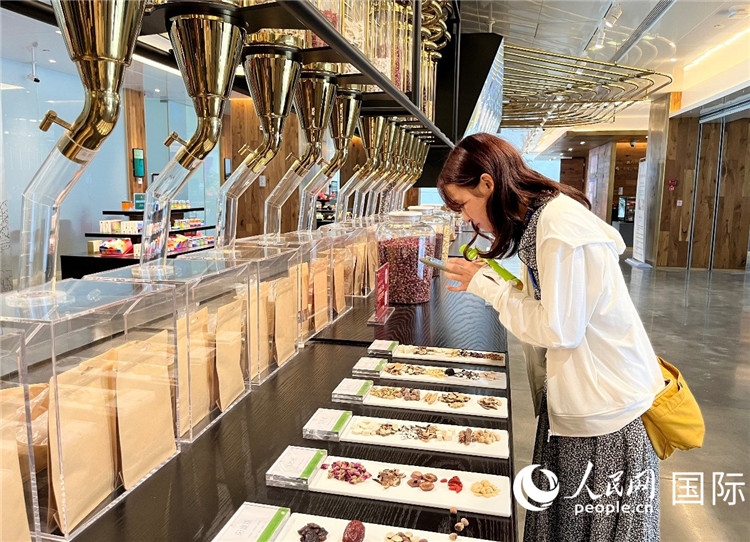 4. 代表團團員對新中式茶飲的食材充滿興趣。（人民網記者陳思 攝）