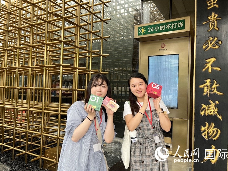 5. 代表團團員展示通過無人售藥機購買的盲盒。（人民網記者陳思 攝）