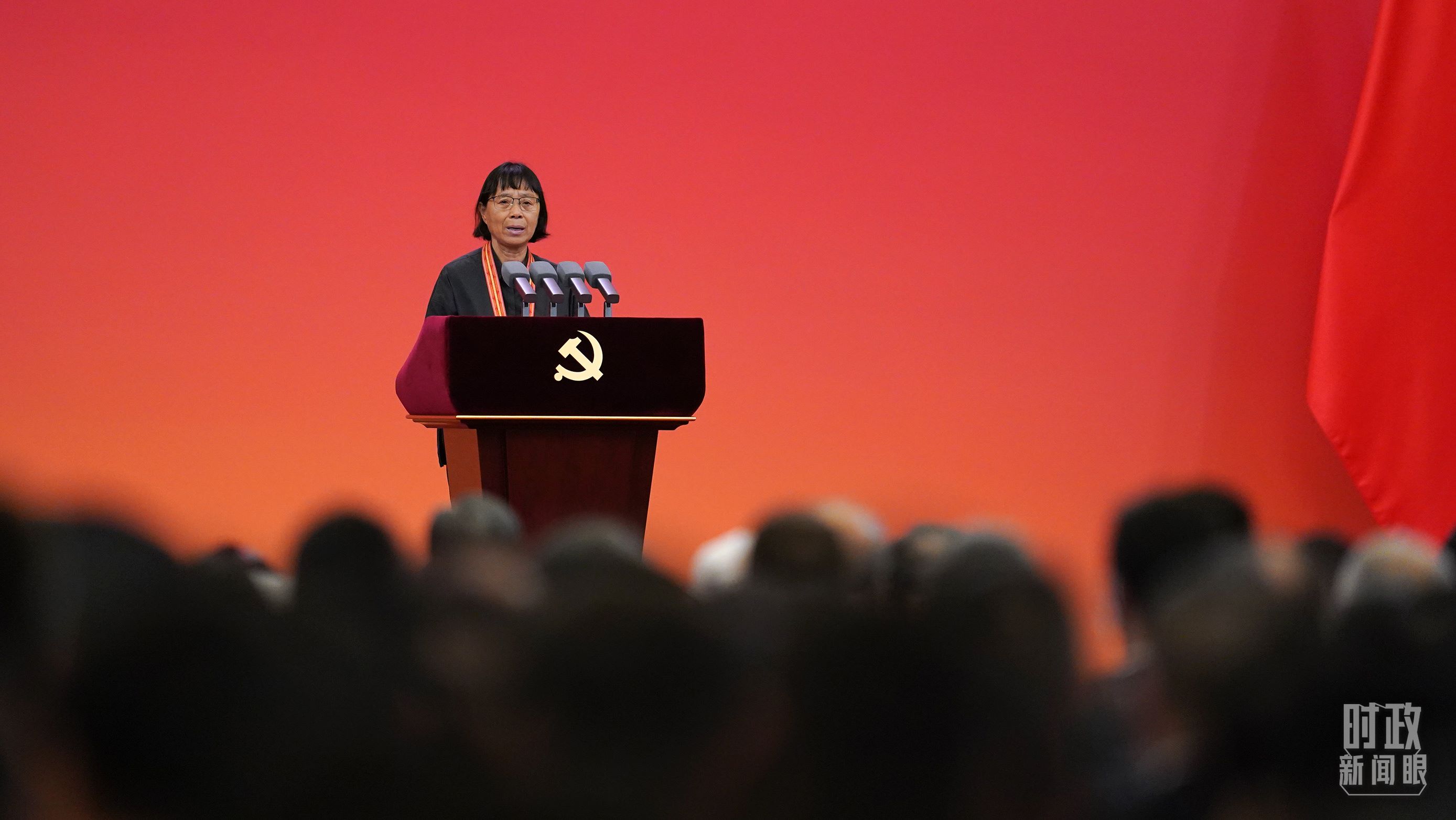  △2021年6月，幫助數(shù)千名貧困山區(qū)女孩圓夢大學的人民教師張桂梅，代表“七一勛章”獲得者發(fā)言。（總臺國廣記者李晉拍攝）