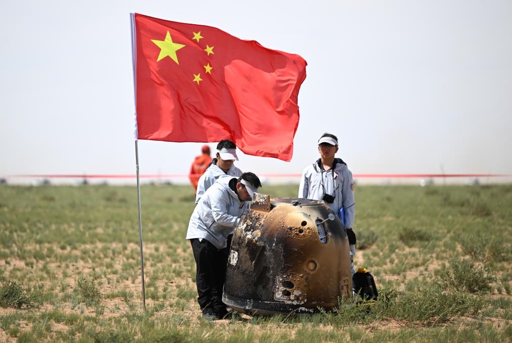 6月25日14時7分，嫦娥六號返回器攜帶來自月背的月球樣品安全著陸在內(nèi)蒙古四子王旗預(yù)定區(qū)域，探月工程嫦娥六號任務(wù)取得圓滿成功。新華社記者 貝赫 攝