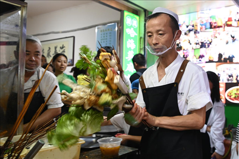 店員準備制作天水麻辣燙。新華社記者 范培珅 攝