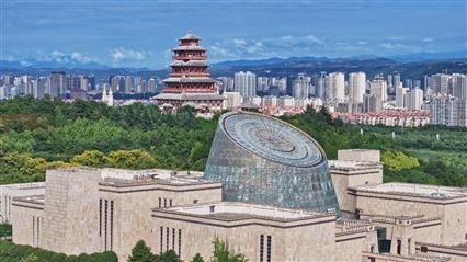 △寶雞青銅器博物院建筑外形運用高臺門闕、青銅厚土的建筑語言，氣勢恢宏，厚重威嚴(yán)。（總臺央視記者范凱拍攝）