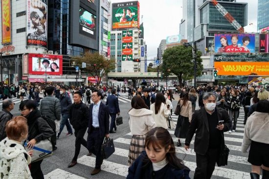 2023年11月15日，人們走過(guò)日本東京澀谷車站前的十字路口。新華社記者張笑宇攝