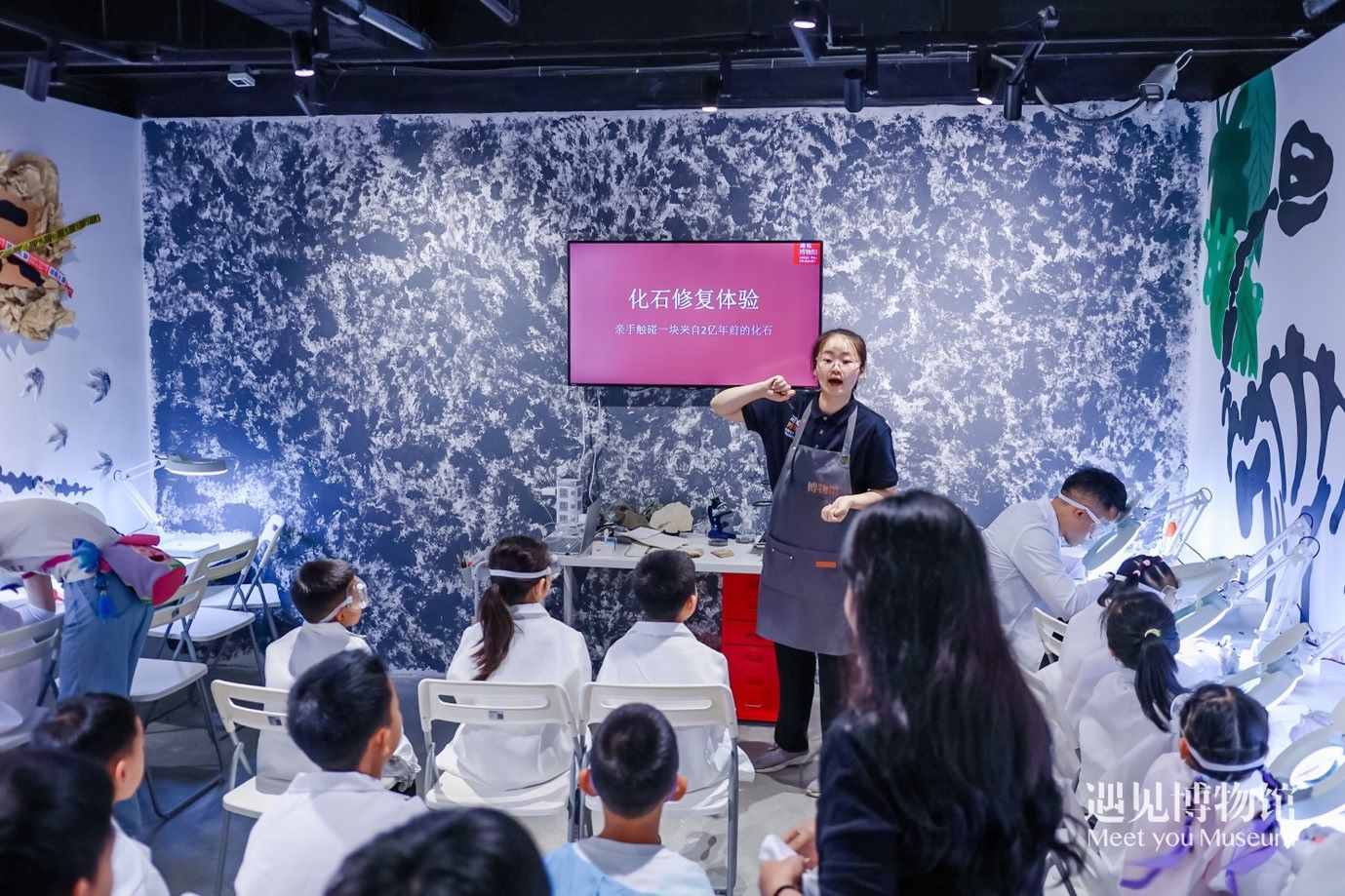 3. 小朋友們?cè)凇?億年的地球記憶——恐龍化石特展”體驗(yàn)當(dāng)“小小科學(xué)家”。遇見(jiàn)博物館供圖