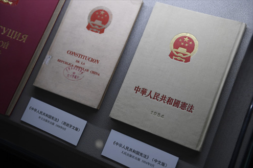 這是“五四憲法”歷史資料陳列館北山街館區(qū)展出的“五四憲法”中文版和西班牙文版。（2018年2月24日攝）新華社記者黃宗治攝
