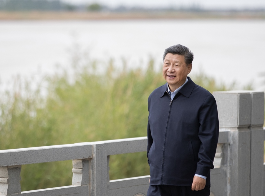 2020年6月8日，中共中央總書記、國家主席、中央軍委主席習(xí)近平在寧夏黃河吳忠市城區(qū)段了解加強(qiáng)黃河流域生態(tài)保護(hù)情況。新華社記者 王曄 攝