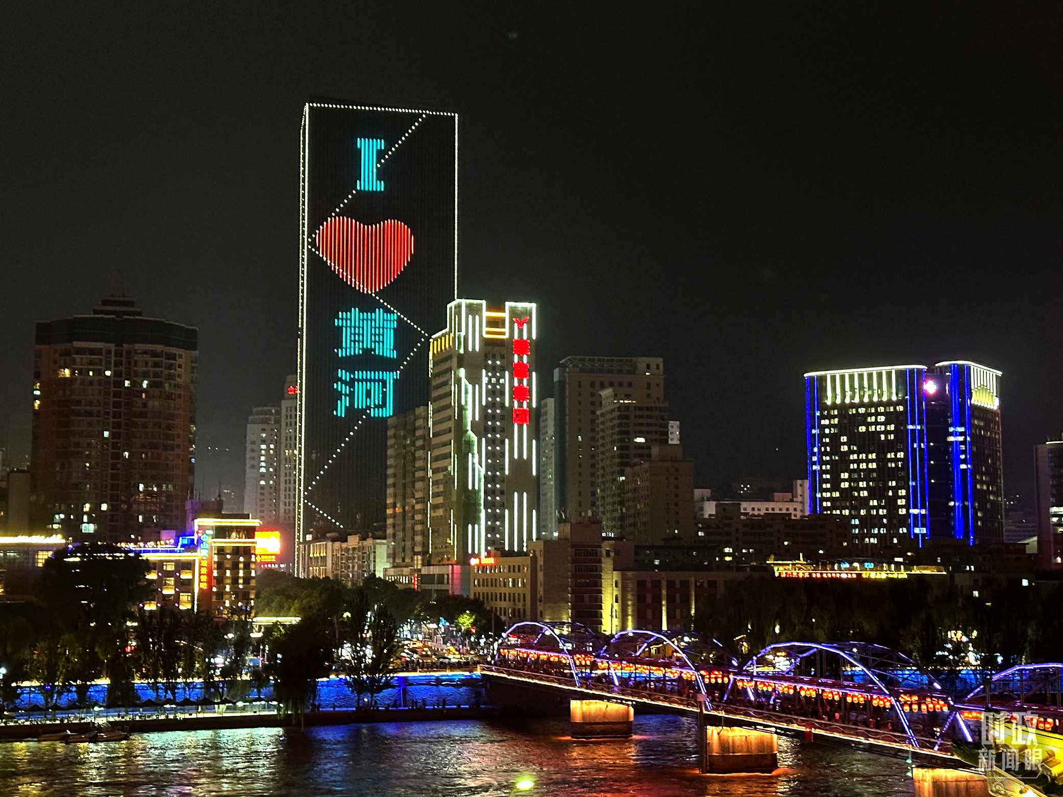 △黃河蘭州中山橋段夜景。（總臺央視記者趙化拍攝）
