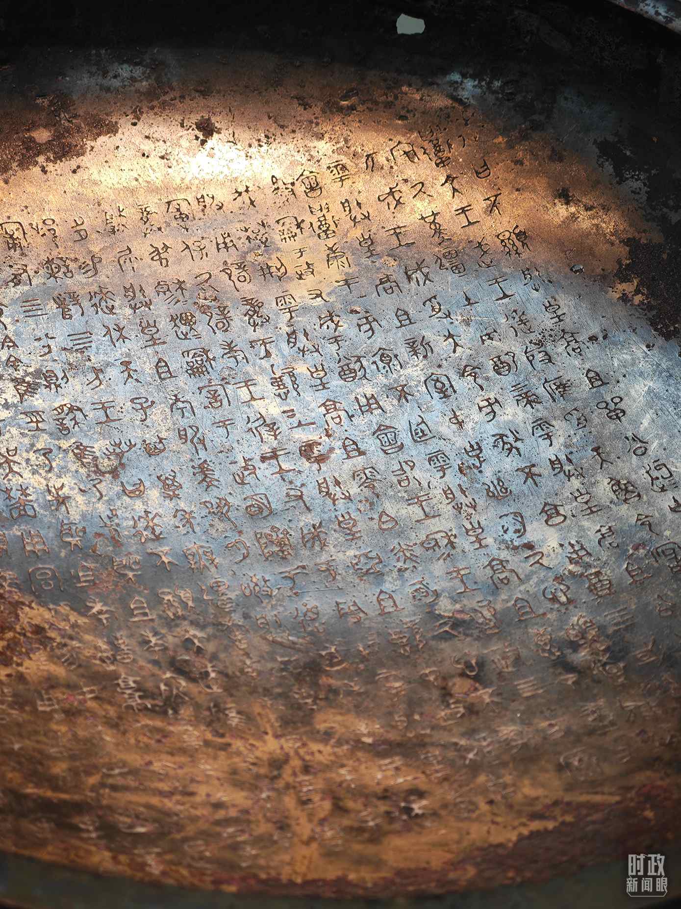 △ 寶雞青銅器博物院內(nèi)展陳——逨盤。（總臺(tái)央視記者丁欣、彭漢明拍攝）