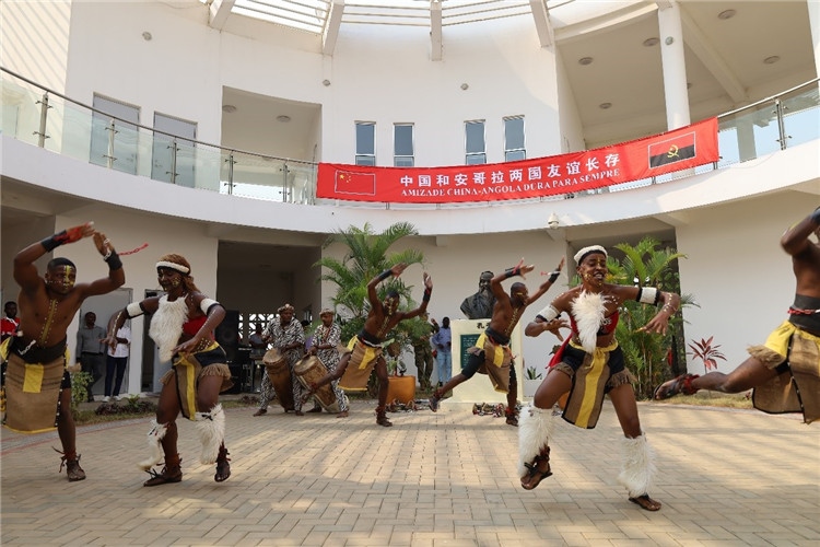 安哥拉民族舞。內(nèi)圖大學孔子學院供圖
