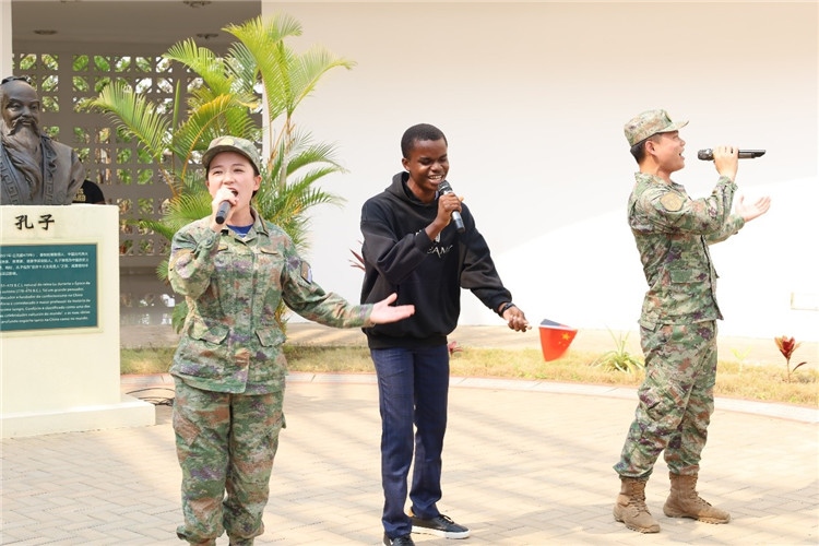 孔院學生與中國海軍官兵合唱《天地龍鱗》。內(nèi)圖大學孔子學院供圖
