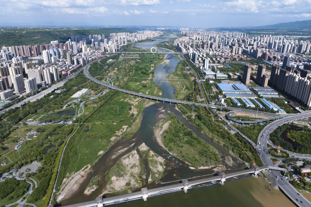 2024年5月9日在陜西省寶雞市拍攝的黃河最大支流渭河沿岸景色（無人機照片）。