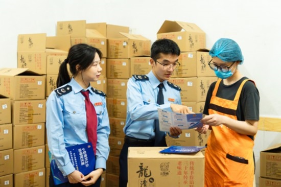國家稅務總局平樂縣稅務局青年服務隊深入本土月餅生產(chǎn)銷售企業(yè)，精準推送適用稅惠政策，為香甜的月餅增添“稅滋味”。任斯林攝