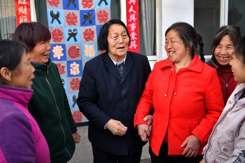 2019年3月23日，申紀蘭（左三）在山西省平順縣西溝村與村民分享全國兩會精神。新華社記者 曹陽 攝