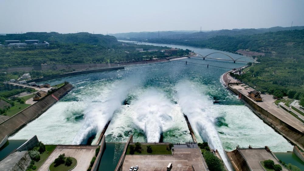 2023年6月21日，調水調沙清水下泄階段的小浪底水庫下泄基本為清水（無人機照片）。黃河調水調沙已實施22年，通過調水調沙，黃河下游河道主河槽得到全線沖刷，河床有明顯下降，行洪和過沙能力普遍提高。