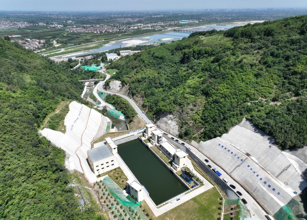 2023年7月16日，國家重大水利工程引漢濟渭工程成功實現(xiàn)先期通水，這是在陜西西安拍攝的黃池溝配水樞紐（無人機照片）。引漢濟渭工程全部建成投用后，可增加渭河入黃河水量年均6億至7億立方米。