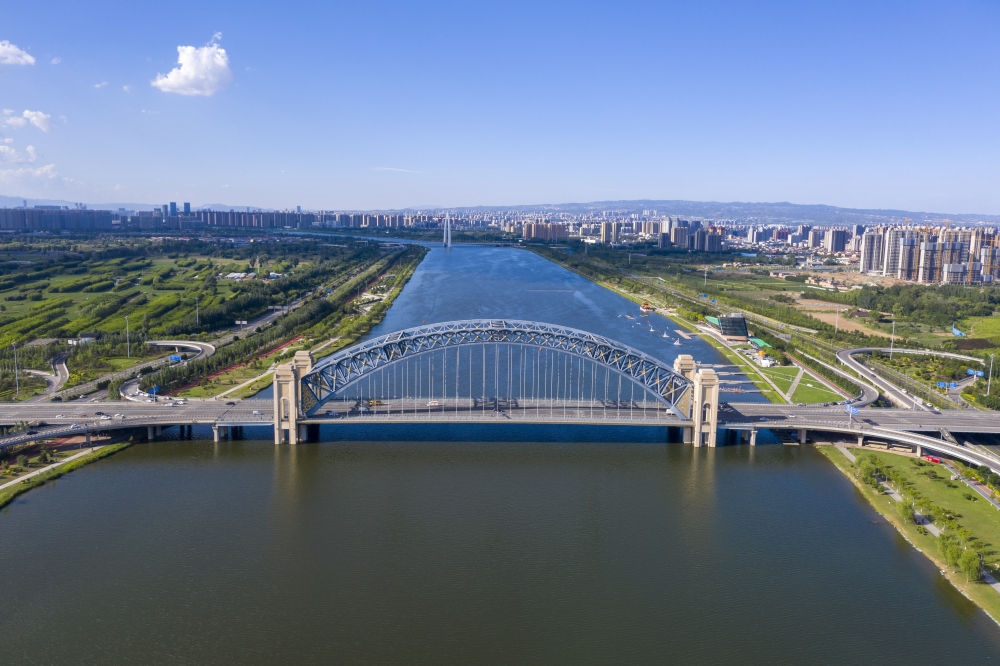 2024年6月7日在山西拍攝的汾河太原段晉陽橋（無人機照片）。汾河是黃河第二大支流。近年來，當?shù)赝ㄟ^源頭截污、雨污分流、生物治藻等措施推進“一泓清水入黃河”工程。今年1月至6月，太原市境內6個地表水國考斷面優(yōu)良水體比例達到100%。