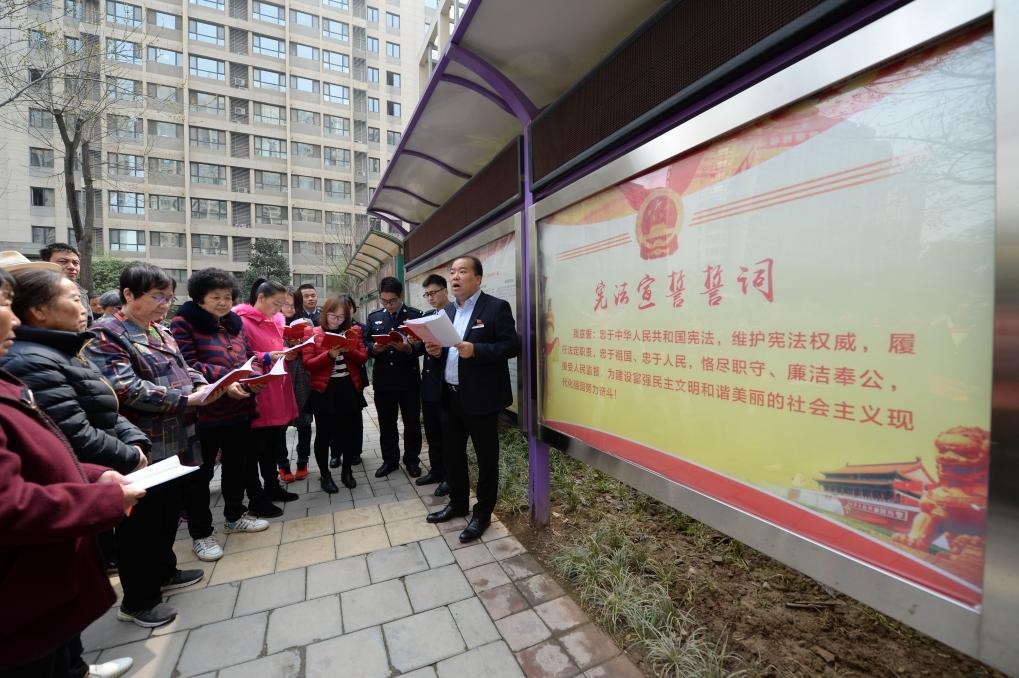 2018年3月20日，陜西寶倫律師事務所專職律師白銀濤（右一）在西安華遠君城社區(qū)宣傳憲法知識。新華社記者 李一博 攝