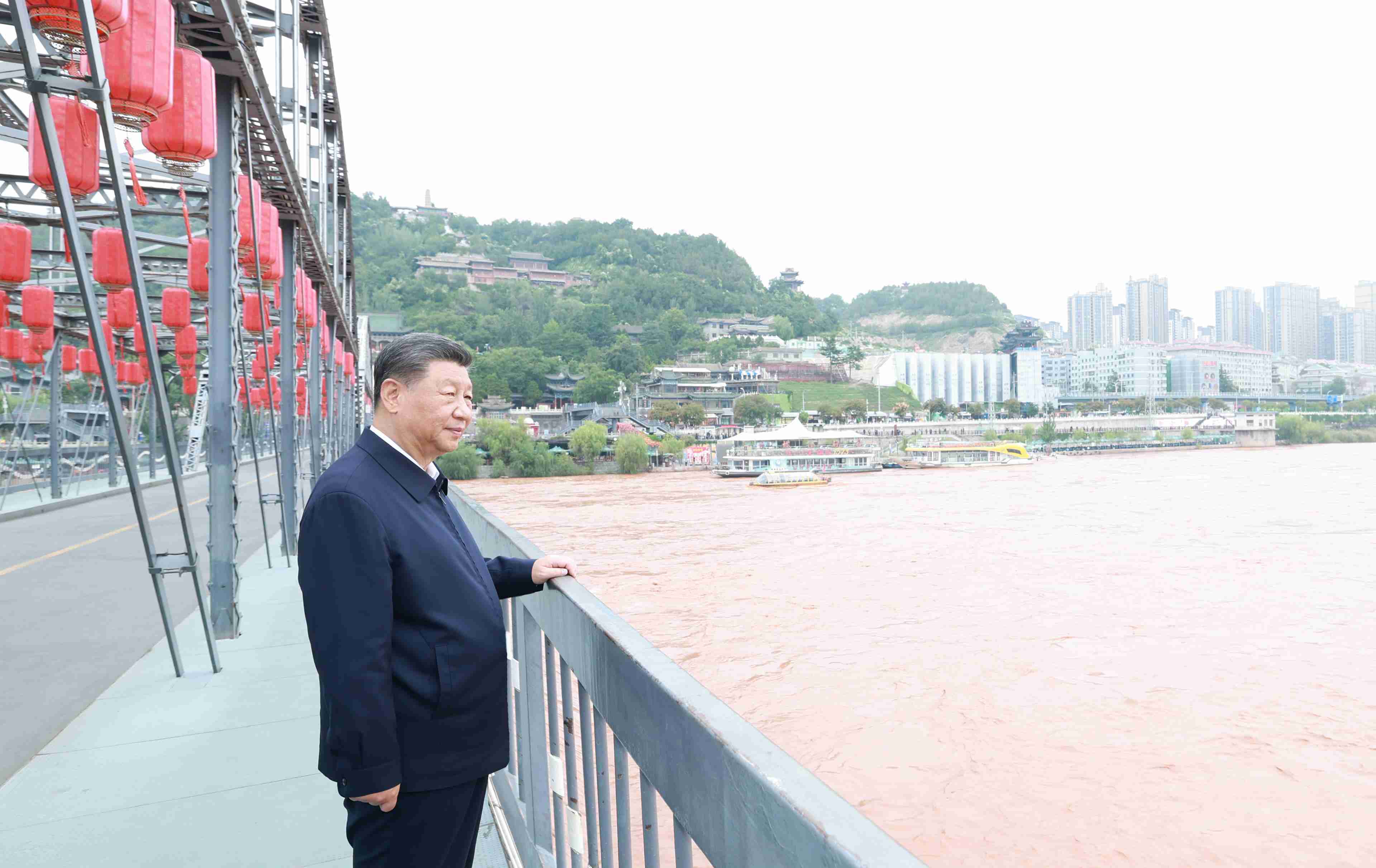 △9月11日，習(xí)近平總書記在甘肅蘭州中山橋上遠(yuǎn)眺黃河。