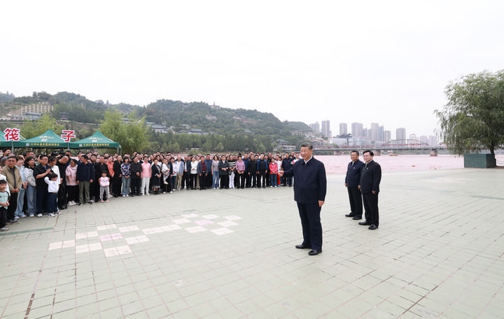 9月10日至13日，中共中央總書記、國(guó)家主席、中央軍委主席習(xí)近平在甘肅考察。這是11日下午，習(xí)近平在黃河蘭州中山橋段考察時(shí)，同在場(chǎng)的干部群眾親切交流。新華社記者 王曄 攝