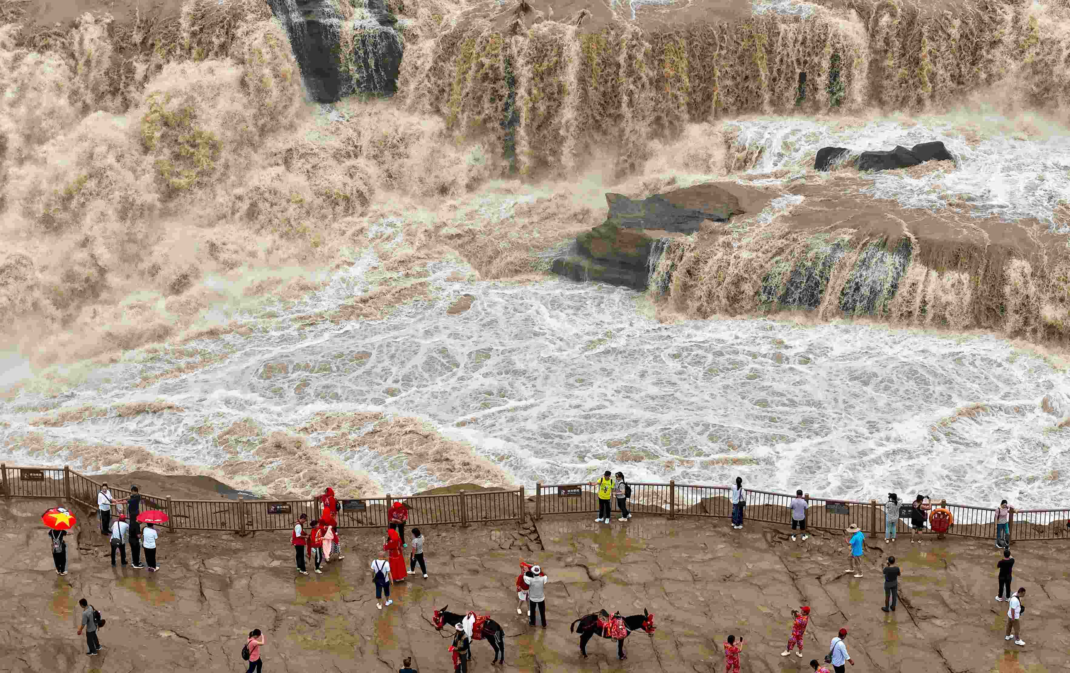 △9月9日，游客在黃河壺口瀑布景區(qū)游覽。