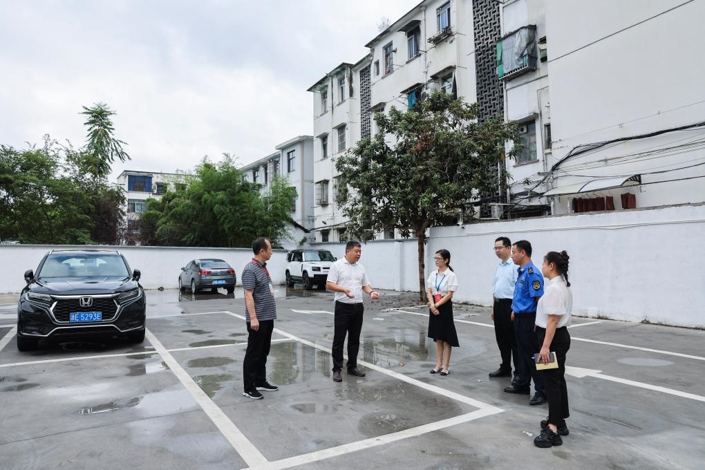 2024年9月11日，在浙江省湖州市，湖州吳興區(qū)人大代表、人大飛英街道工委代表及塔下街社區(qū)代表前往已改建的一處停車場進行實地調研，監(jiān)督該改建項目的完成情況。新華社記者 徐昱 攝