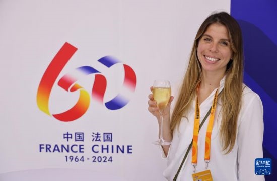 9月12日，工作人員在服貿(mào)會法國國家館展示香檳酒。新華社記者 戚曉毅 攝