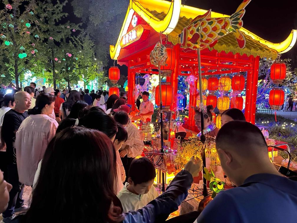 市民游客在2024年北京中秋國慶彩燈游園會上選購特色文創(chuàng)商品。新華社記者楊淑君 攝