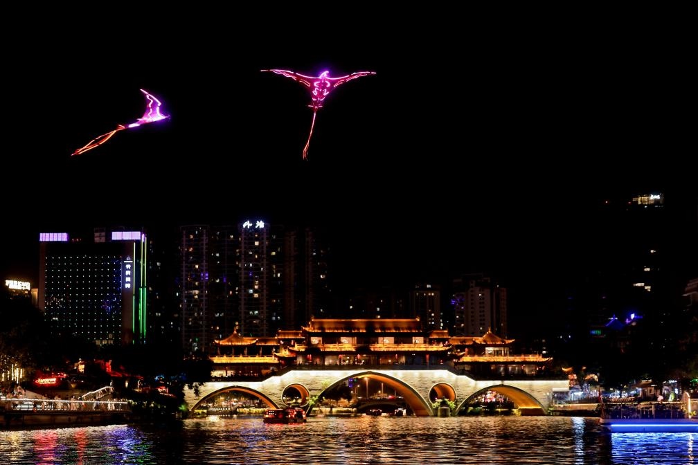 成都“夜游錦江”低空飛行裝置與游船伴飛。（唐斌治 攝）
