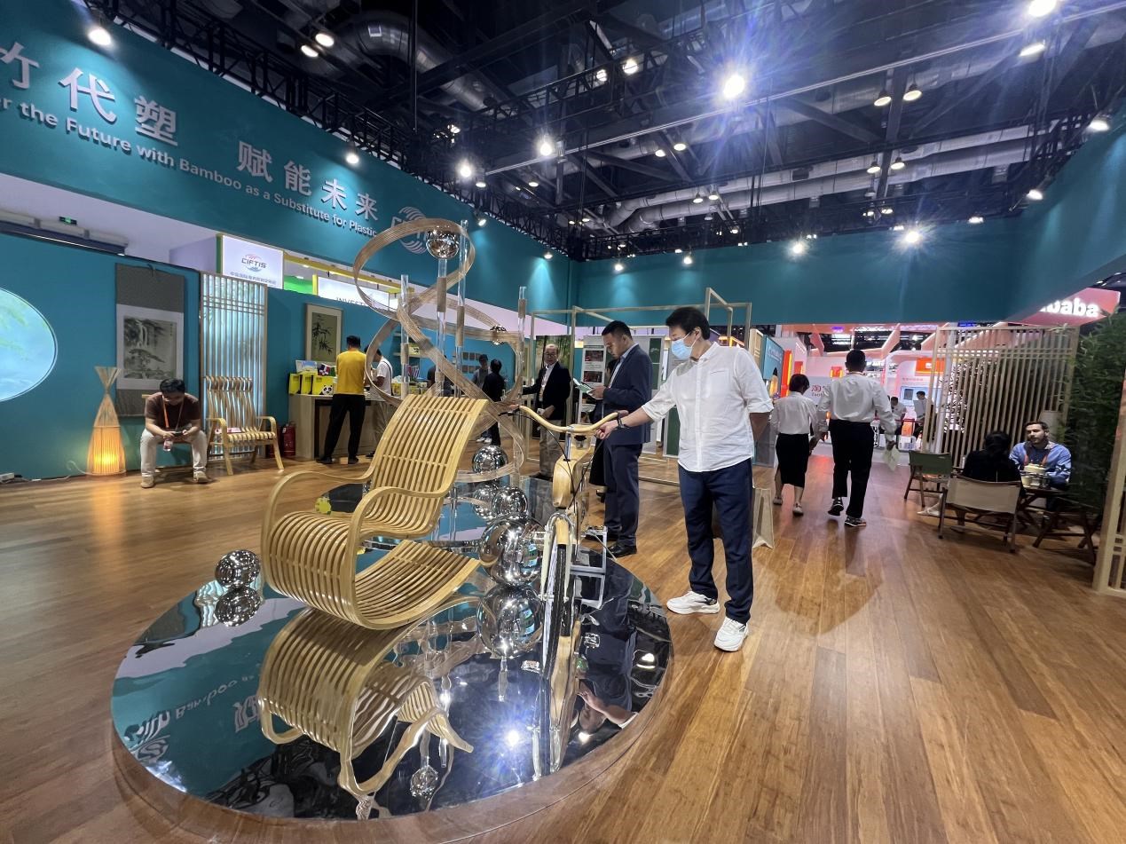 展會(huì)期間，國(guó)際竹藤組織展臺(tái)展出的竹藤制品。人民網(wǎng) 歐陽易佳攝