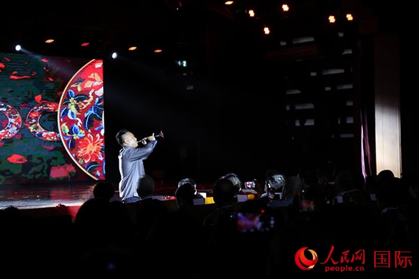 演出現(xiàn)場(chǎng)，演員帶來嗩吶獨(dú)奏《看秧歌》。人民網(wǎng)記者 楊一攝