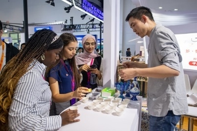 觀眾正在品嘗伊朗的藏紅花茶。人民網(wǎng)記者 翁奇羽攝