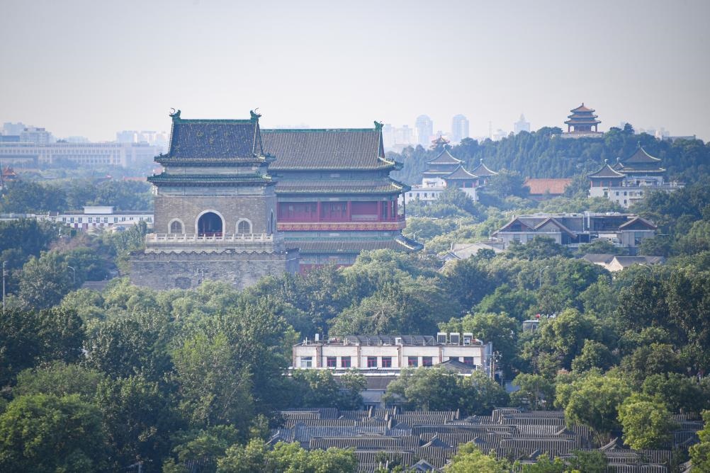 遠(yuǎn)眺北京中軸線上的鐘鼓樓與景山（2024年7月20日攝）。新華社記者 陳鐘昊 攝