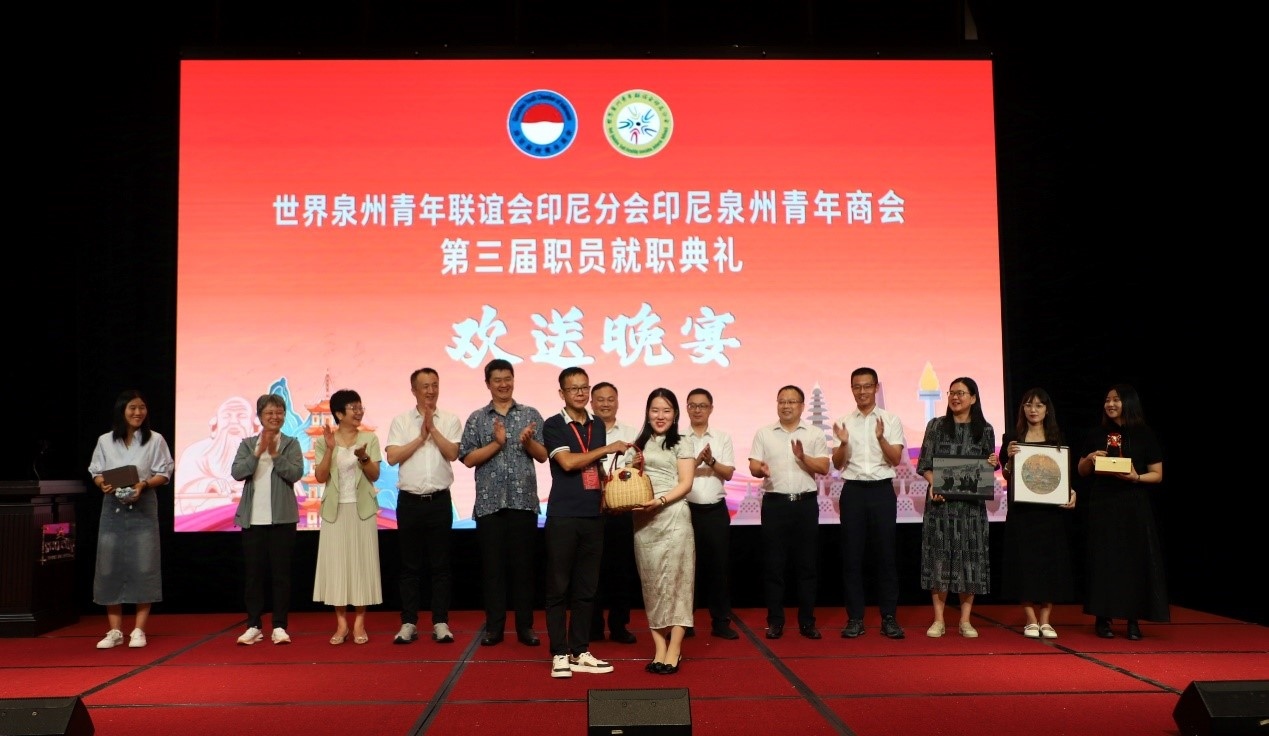 工藝大師們向阿拉扎大學(xué)孔子學(xué)院捐贈(zèng)手工藝術(shù)品。阿拉扎大學(xué)孔子學(xué)院供圖