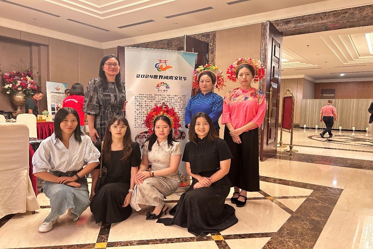 阿拉扎大學(xué)孔子學(xué)院老師和簪花圍傳承人合影。阿拉扎大學(xué)孔子學(xué)院供圖