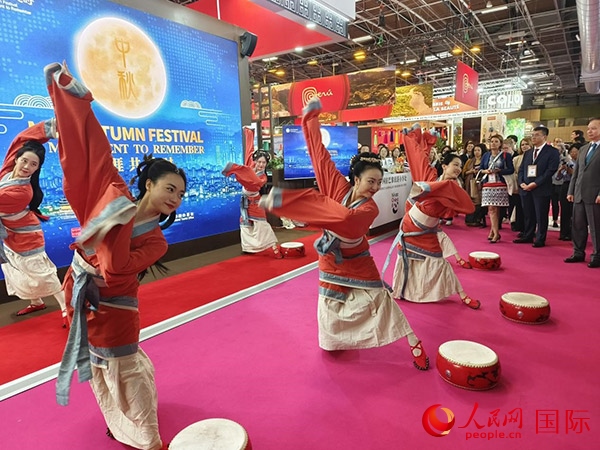 “你好！中國(guó)”展臺(tái)開(kāi)幕式上的中國(guó)傳統(tǒng)舞蹈表演。人民網(wǎng)記者 尚凱元攝